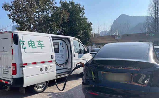 山丹汽车搭电